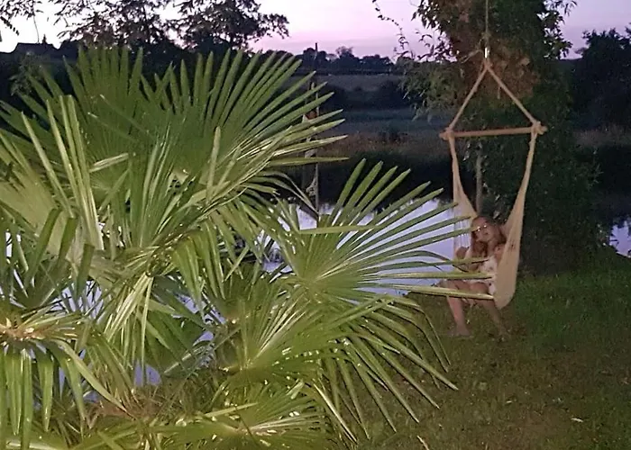 Detente Au Bord De L\'Eau .